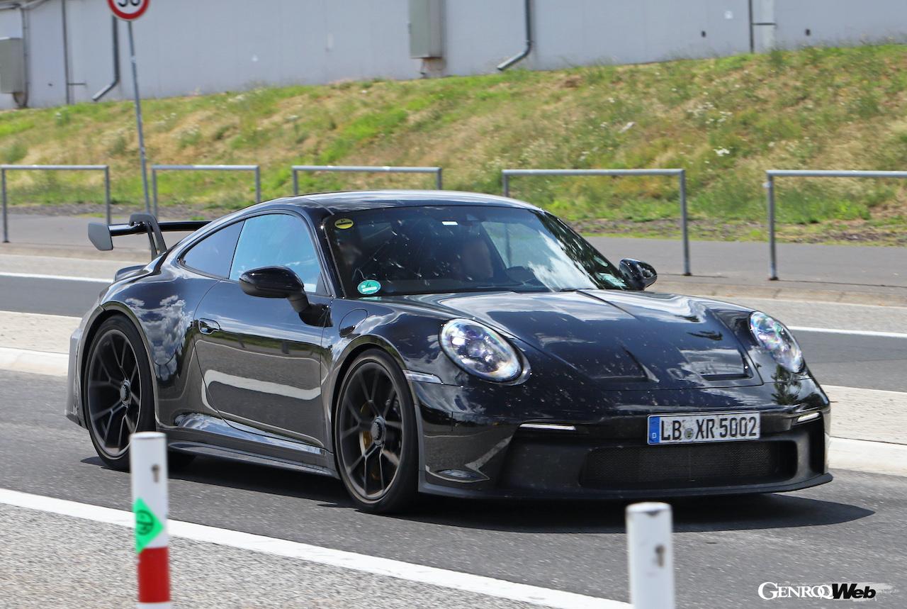 初めて公道テスト中にスパイショットが撮影された、タイプ992 911 GT3の改良新型。