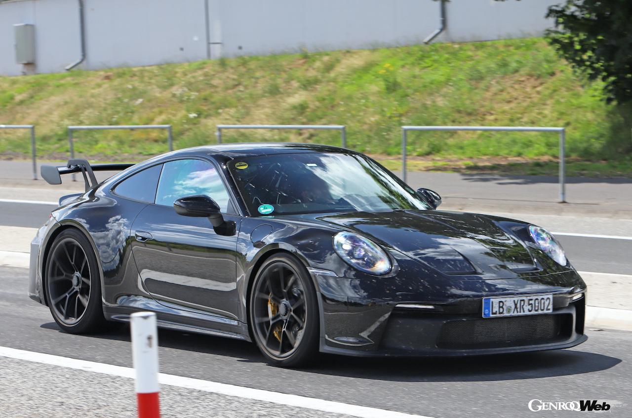 初めて公道テスト中にスパイショットが撮影された、タイプ992 911 GT3の改良新型。