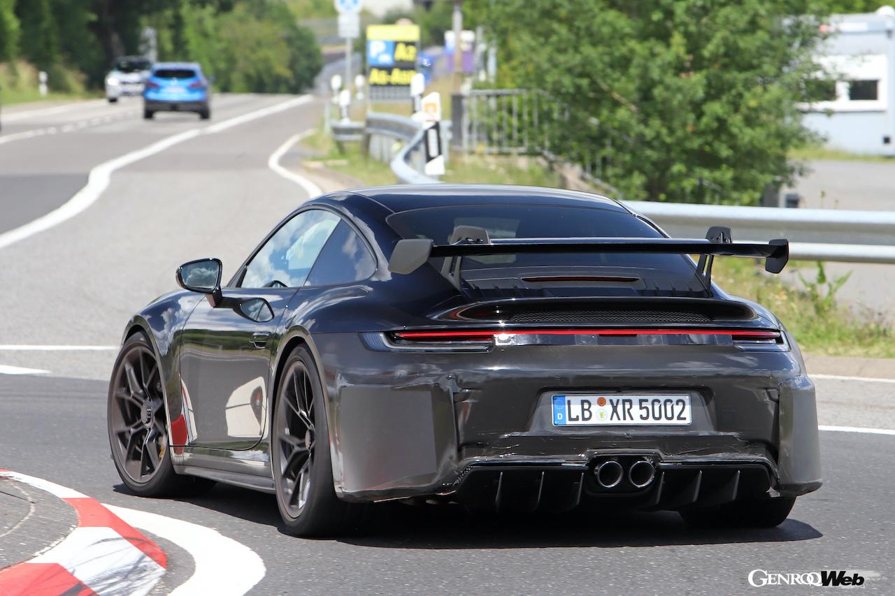 リヤにカモフラージュ偽装パネルを装着した状態で、テスト走行を続ける「タイプ992 911 GT3」。