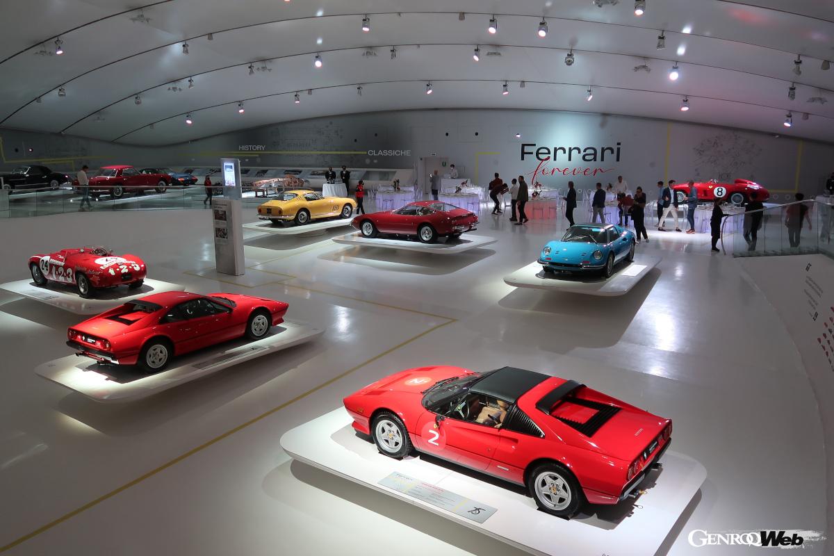 オープンは2012年。白で統一された美しい内部。宙に浮いたような台に展示されているのが面白い。展示内容は定期的に変わる。