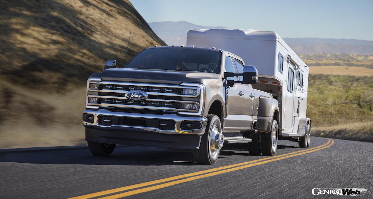 大型フルサイズピックアップ「フォード Fシリーズ スーパーデューティ」の走行シーン。