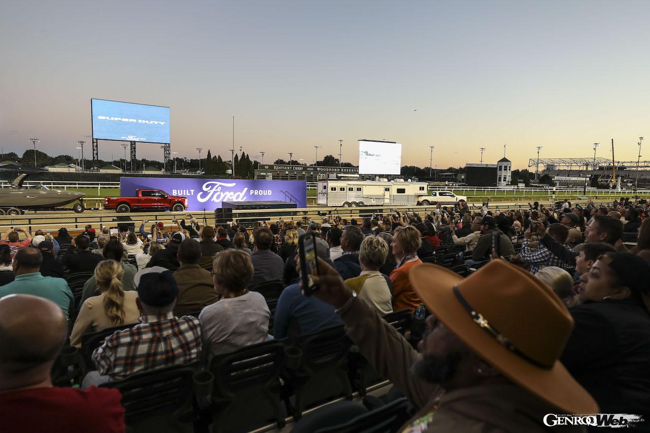 競馬場で行われた「フォード Fシリーズ スーパーデューティ」の発表イベント。