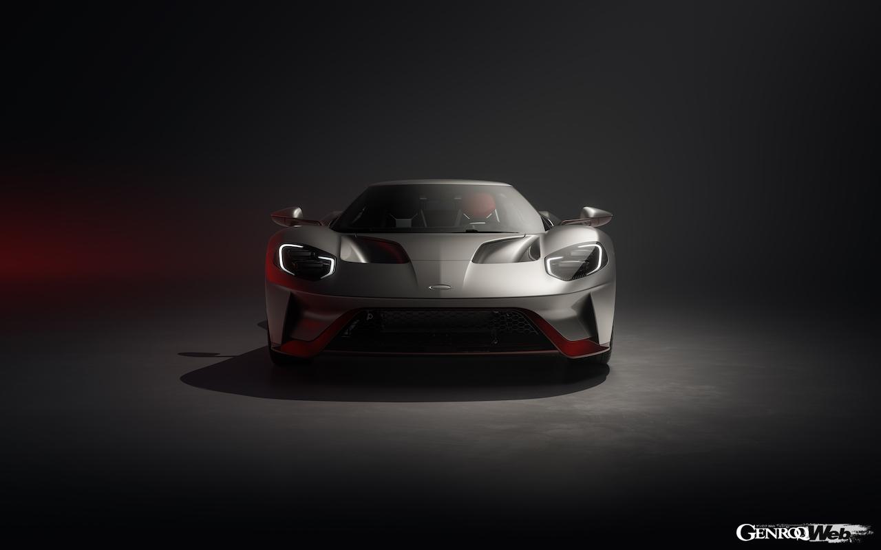 現行フォード GTのフィナーレを飾る「フォード GT LM エディション」は、2016年のル・マン24時間優勝車のリバリーをイメージしたカラーが採用された。