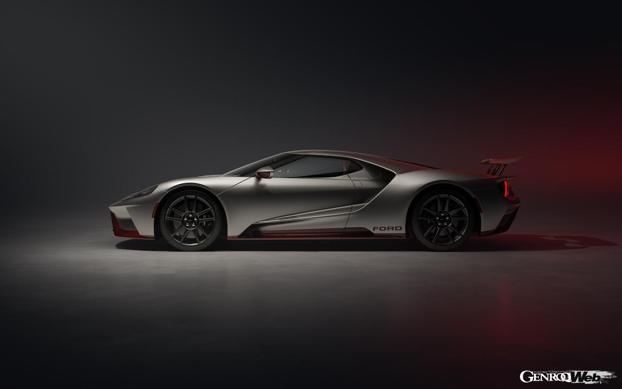 現行フォード GTのフィナーレを飾る「フォード GT LM エディション」は、2016年のル・マン24時間優勝車のリバリーをイメージしたカラーが採用された。