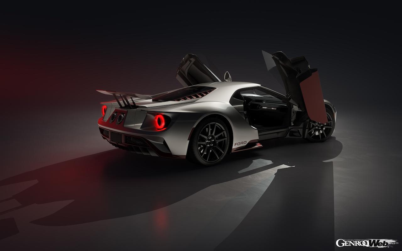 現行フォード GTのフィナーレを飾る「フォード GT LM エディション」は、2016年のル・マン24時間優勝車のリバリーをイメージしたカラーが採用された。