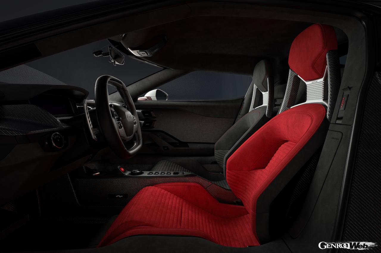 ドライバーズシートは、テーマカラーのブルーかレッドのアルカンターラをシート地に採用したカーボンファイバー製シートが装着されている。