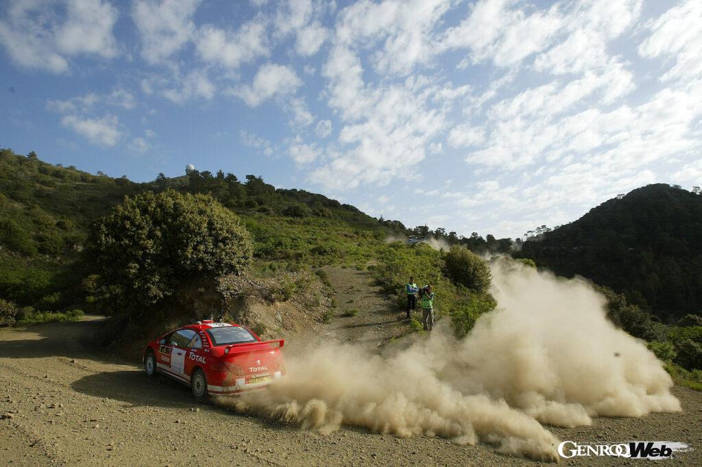 当時はスニーカーやスリッパなど称された、ラリーカーとしては異形のフォルムを持つプジョー307 WRC。