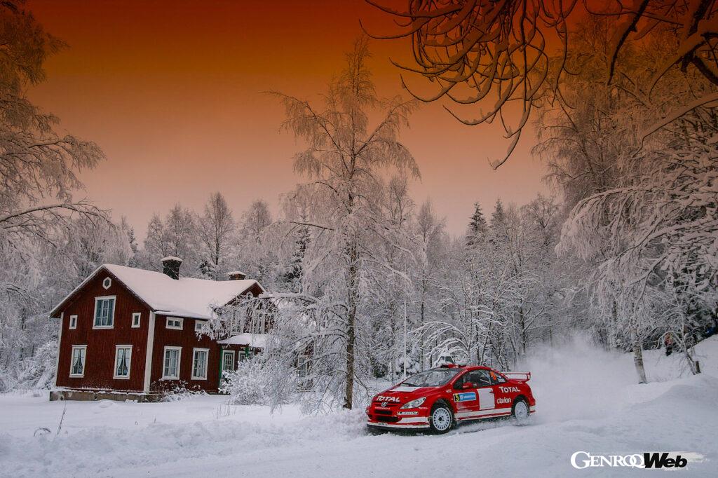 当時はスニーカーやスリッパなど称された、ラリーカーとしては異形のフォルムを持つプジョー307 WRC。