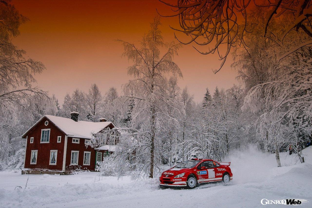 当時はスニーカーやスリッパなど称された、ラリーカーとしては異形のフォルムを持つプジョー307 WRC。