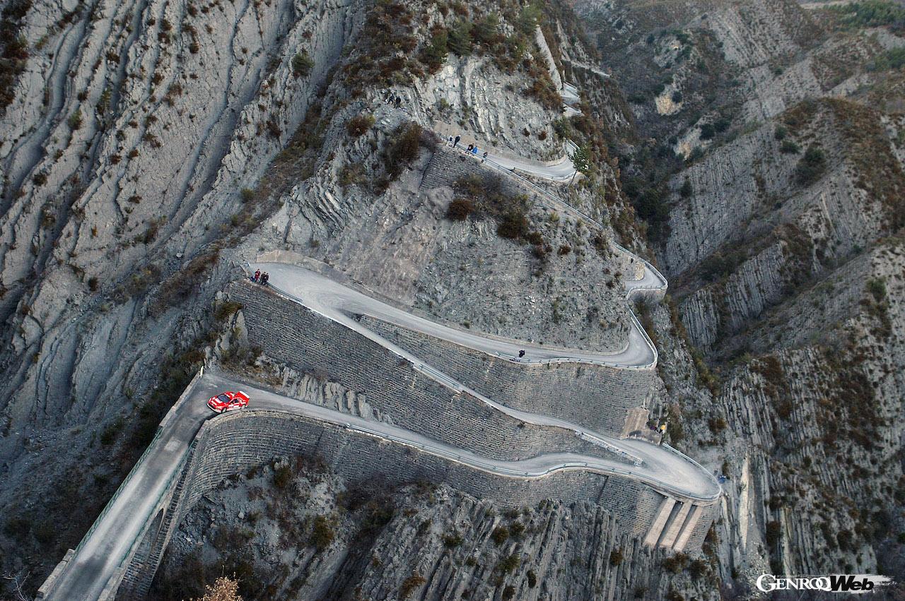 当時はスニーカーやスリッパなど称された、ラリーカーとしては異形のフォルムを持つプジョー307 WRC。