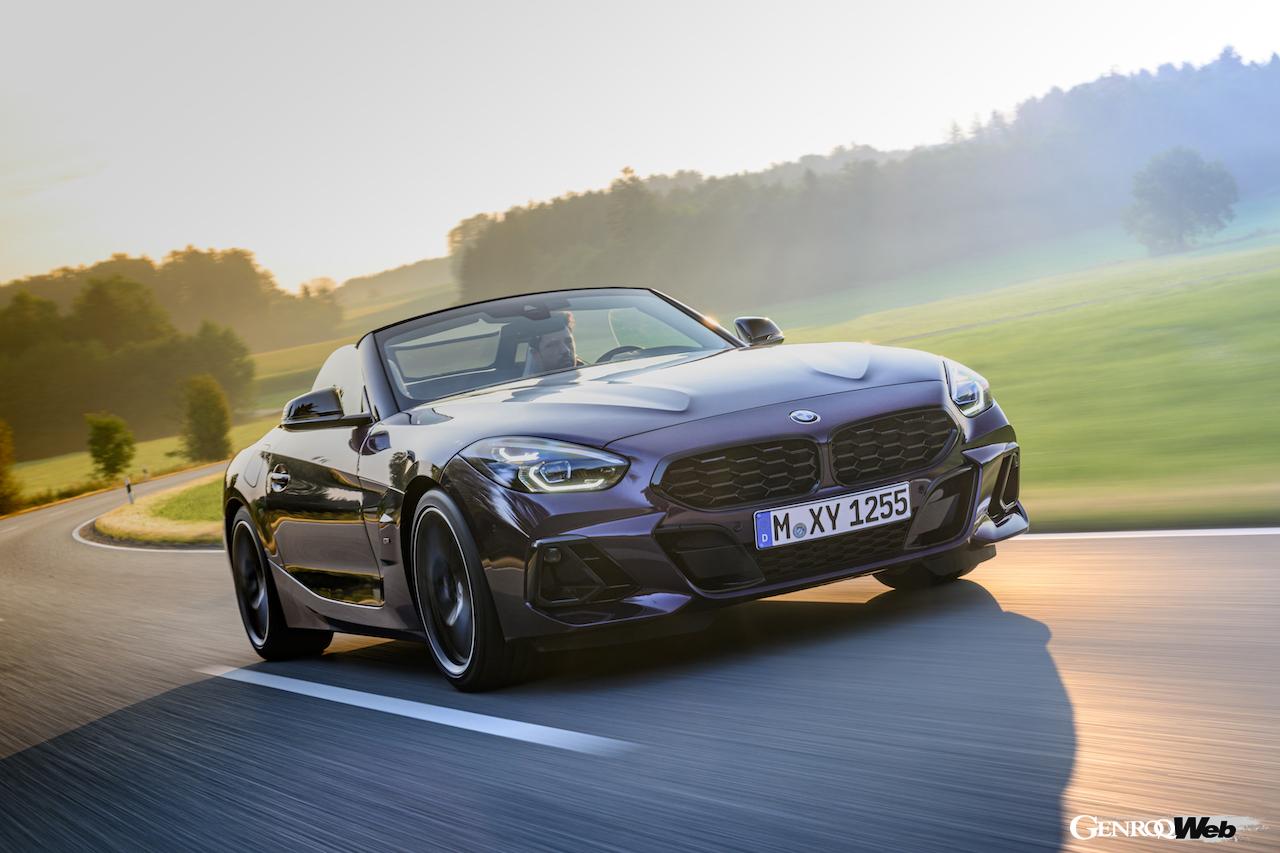 「BMW Z4」の2023年モデルの走行シーン。