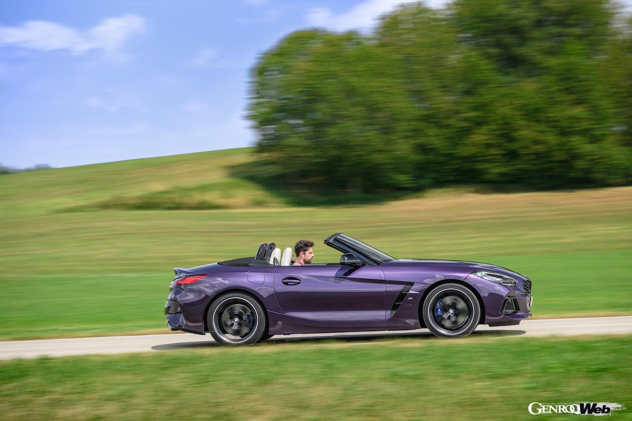 「BMW Z4」の2023年モデルの走行シーン。
