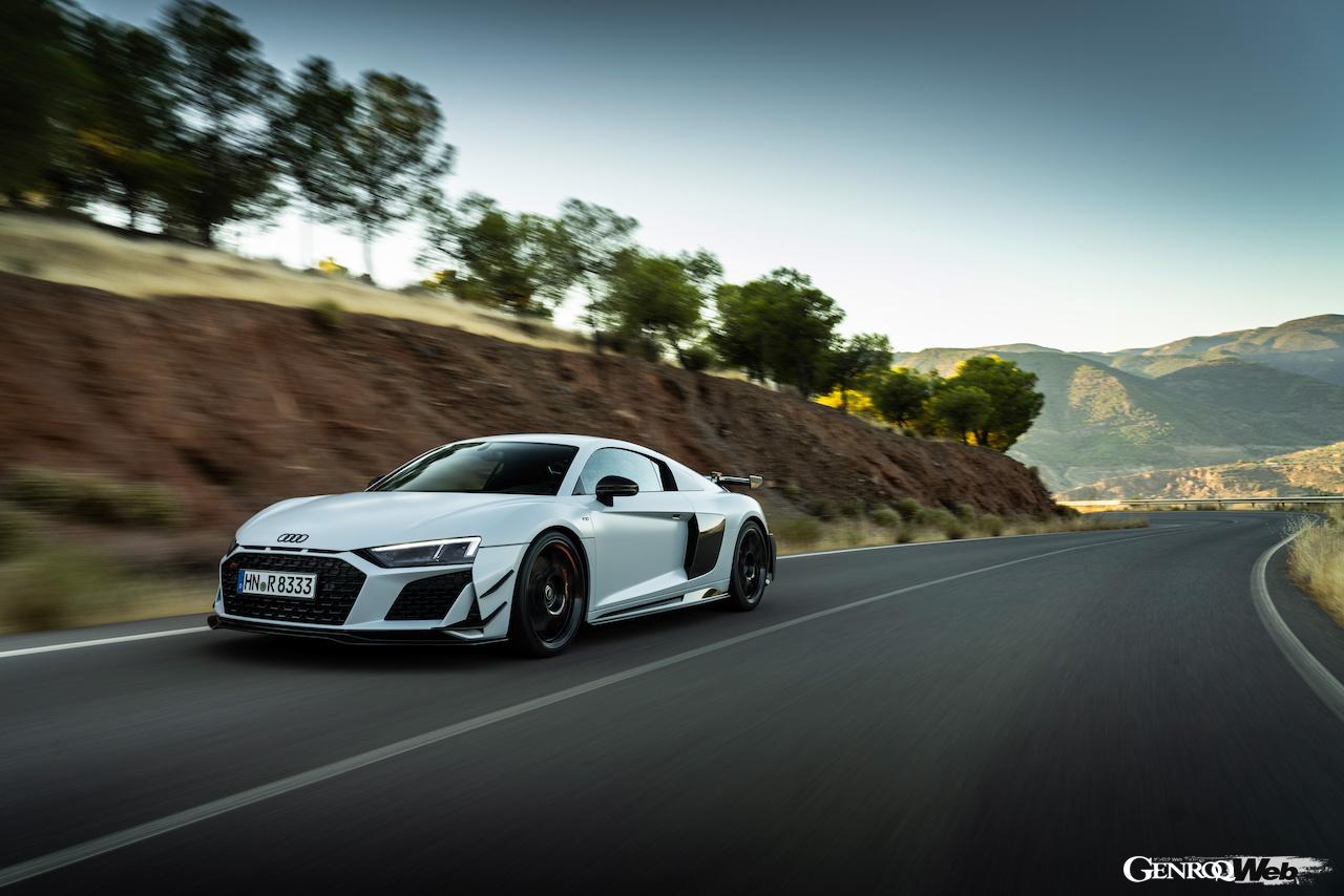 アウディ R8 GTをオマージュ「R8 クーペ V10 GT RWD」の走行シーン。