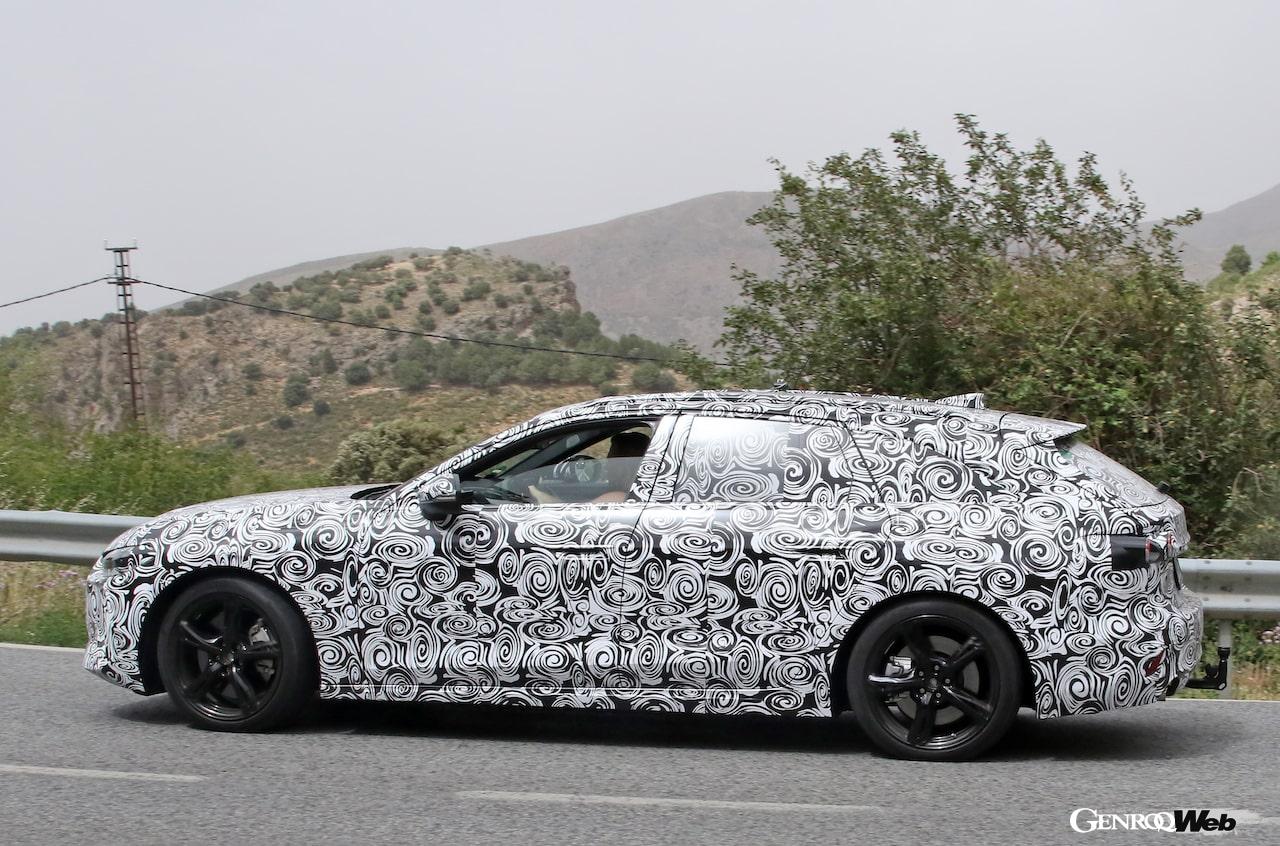 厳重なカモフラージュ偽装が施され、テストを行う「アウディ RS 4 アバント」。