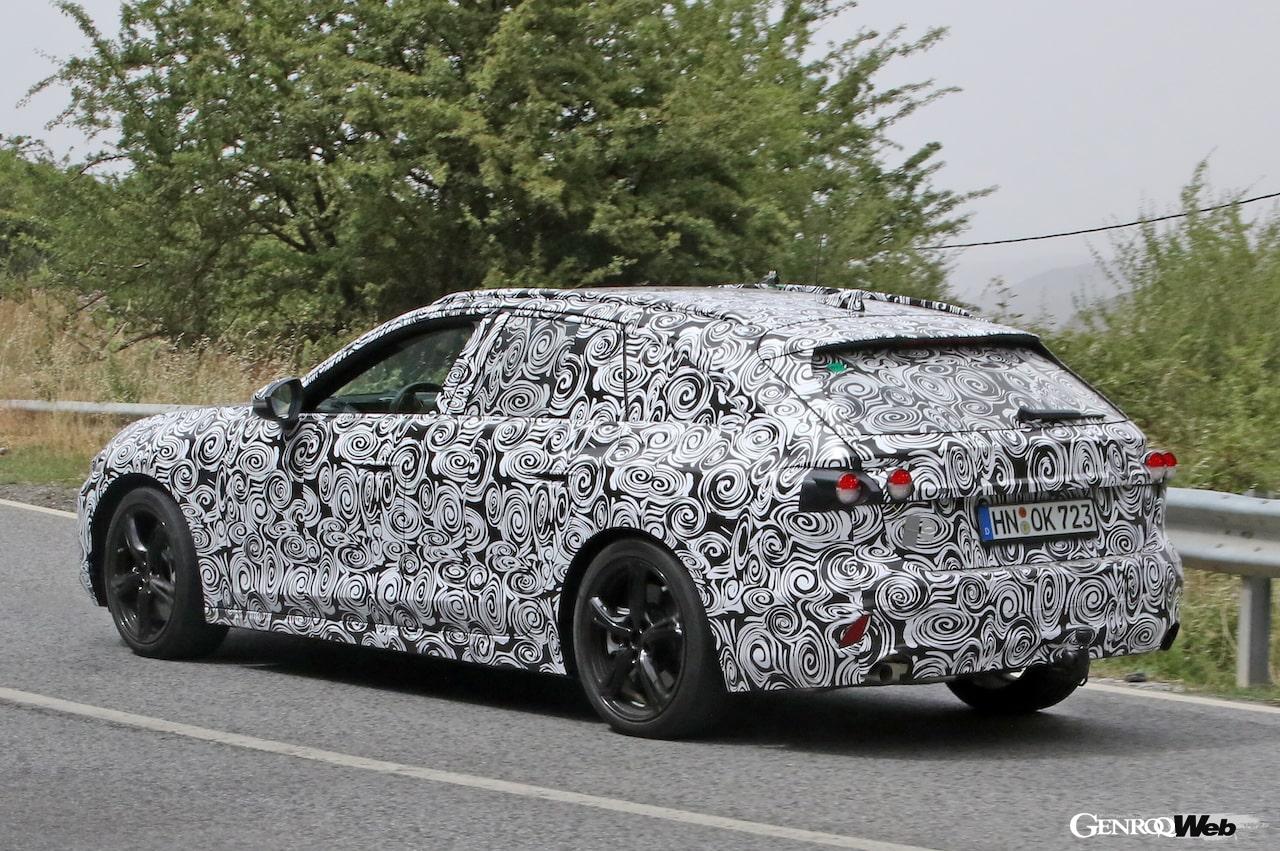 厳重なカモフラージュ偽装が施され、テストを行う「アウディ RS 4 アバント」。