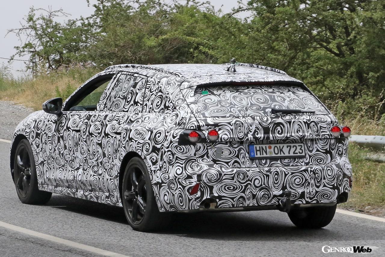 厳重なカモフラージュ偽装が施され、テストを行う「アウディ RS 4 アバント」。