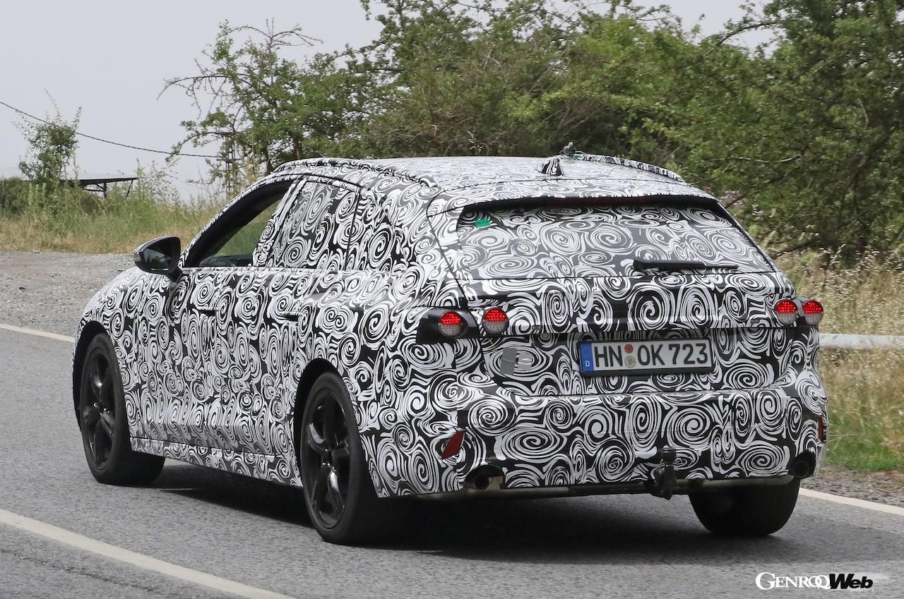 厳重なカモフラージュ偽装が施され、テストを行う「アウディ RS 4 アバント」。