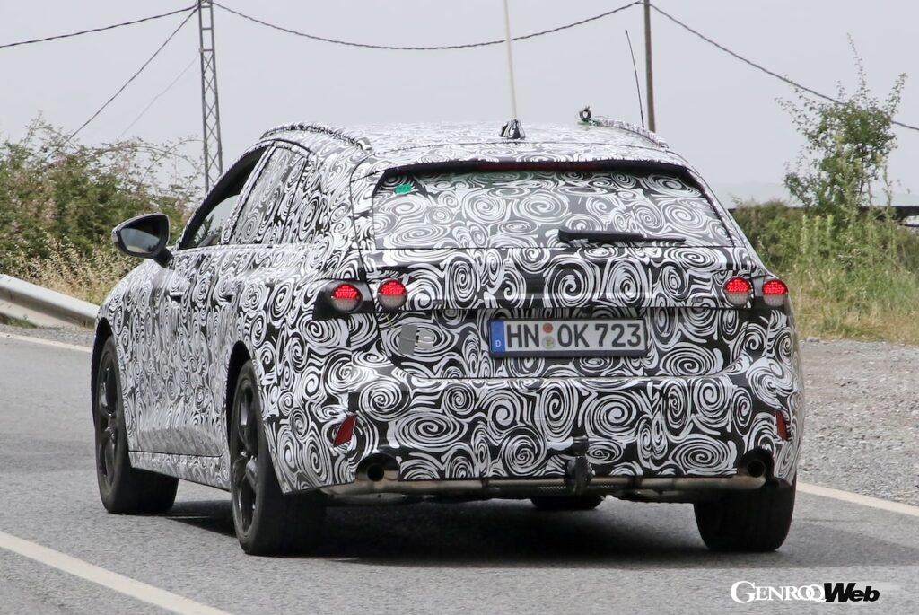 厳重なカモフラージュ偽装が施され、テストを行う「アウディ RS 4 アバント」。リヤウインドウにはグリーンの「PHEV」ステッカー。
