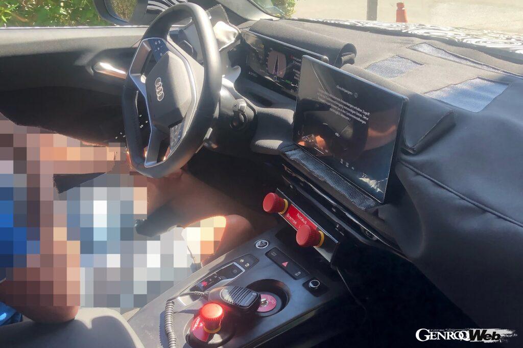 次期型「アウディ RS 4 アバント」のインテリア。