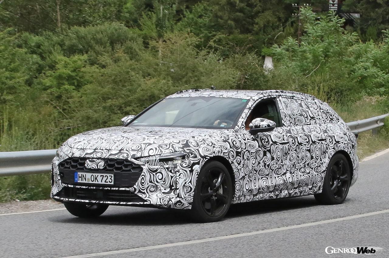 厳重なカモフラージュ偽装が施され、テストを行う「アウディ RS 4 アバント」。
