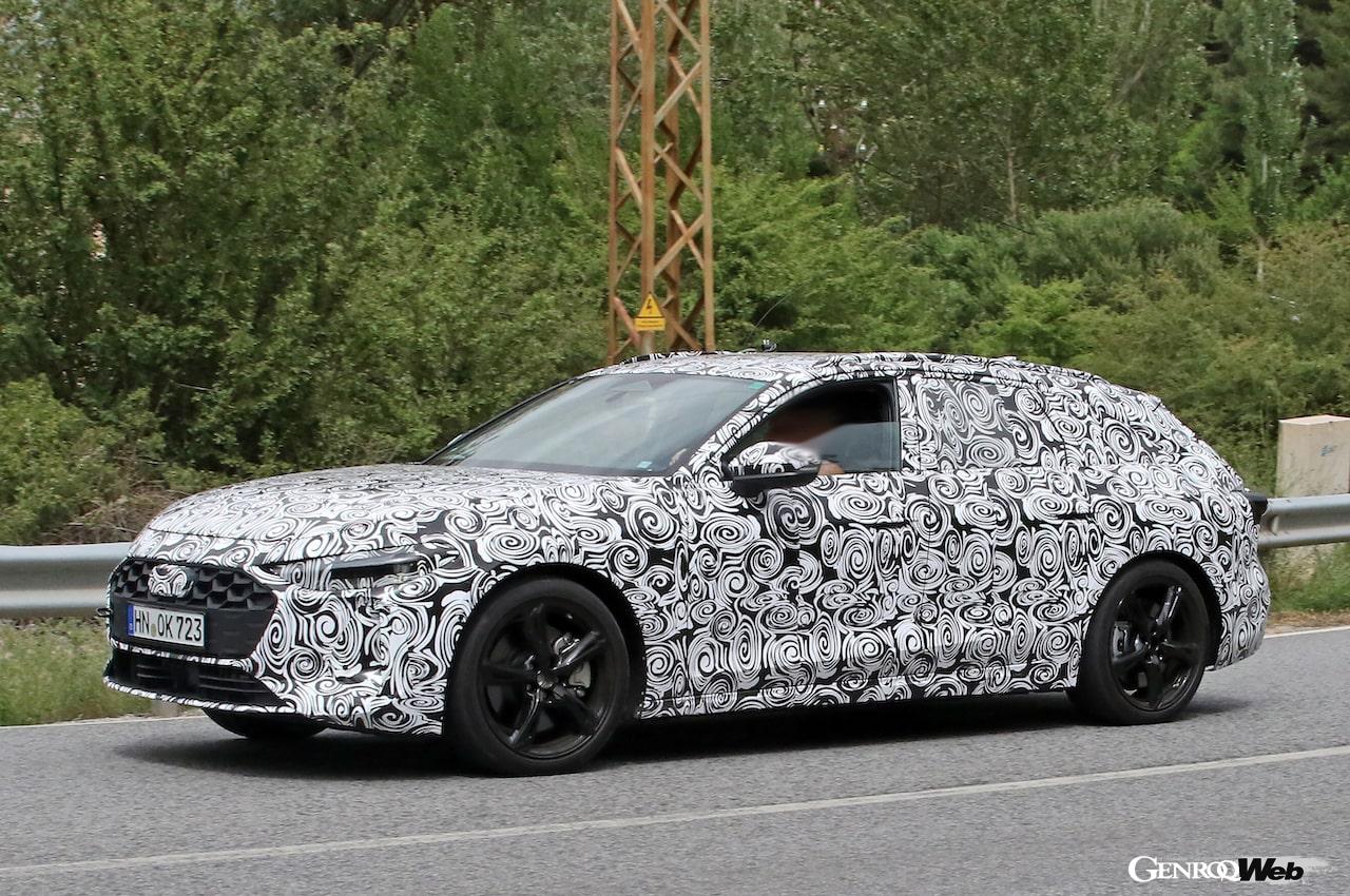 厳重なカモフラージュ偽装が施され、テストを行う「アウディ RS 4 アバント」。