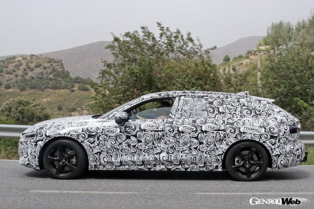 厳重なカモフラージュ偽装が施され、テストを行う「アウディ RS 4 アバント」。