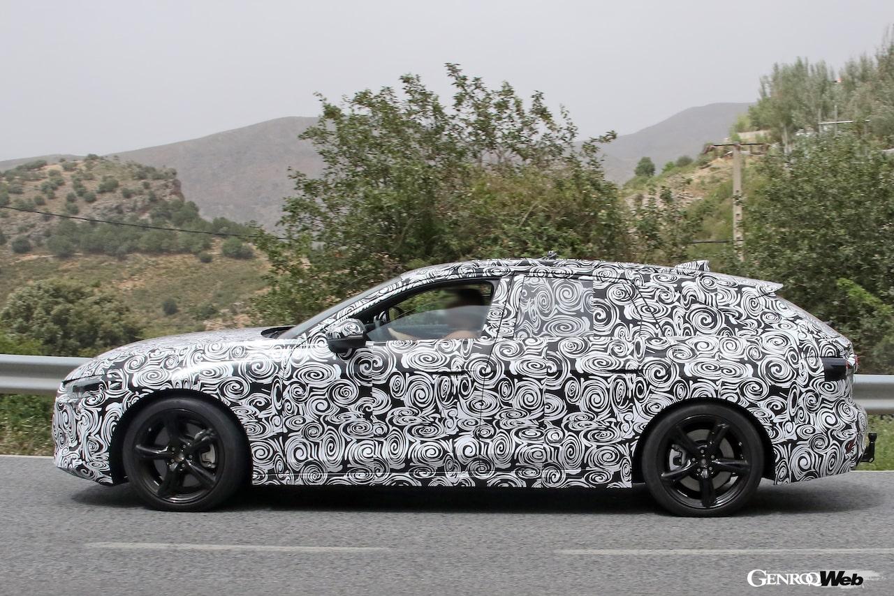 厳重なカモフラージュ偽装が施され、テストを行う「アウディ RS 4 アバント」。