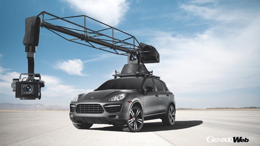 ウクライナ出身の映画技術者アナトリー・コクシュが開発したクレーンを搭載するベース車両として、カイエンは最適な選択肢になった。