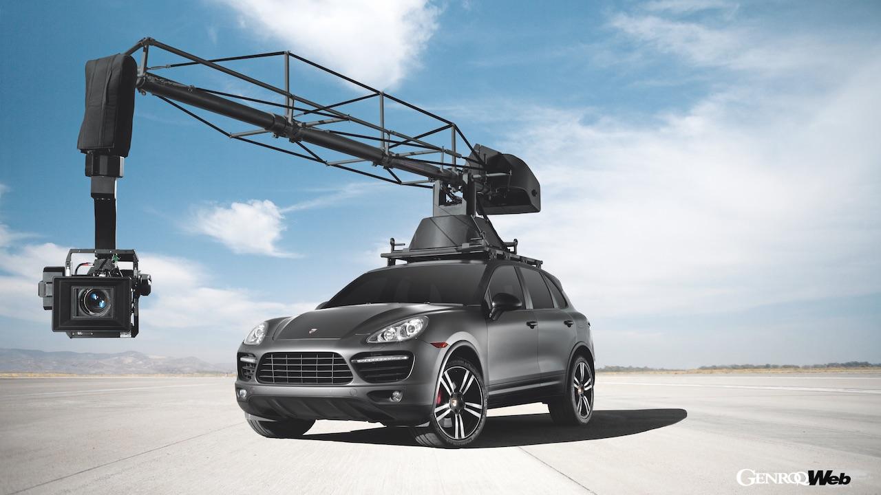 ウクライナ出身の映画技術者アナトリー・コクシュが開発したクレーンを搭載するベース車両として、カイエンは最適な選択肢になった。