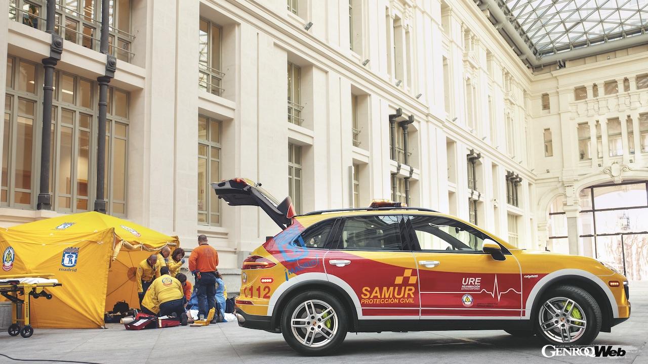 スペイン・マドリードで心肺停止に対応可能な救急車として活躍するカイエン。新型コロナウイルス拡大時に話題になった、ECMOを搭載する。