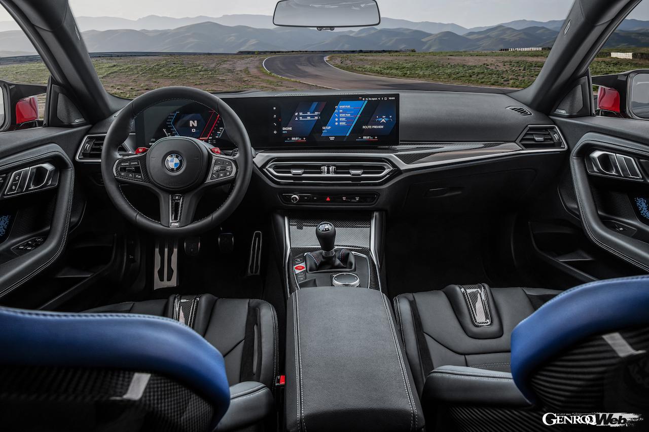 2代目に進化した、新型BMW M2ののコクピット。