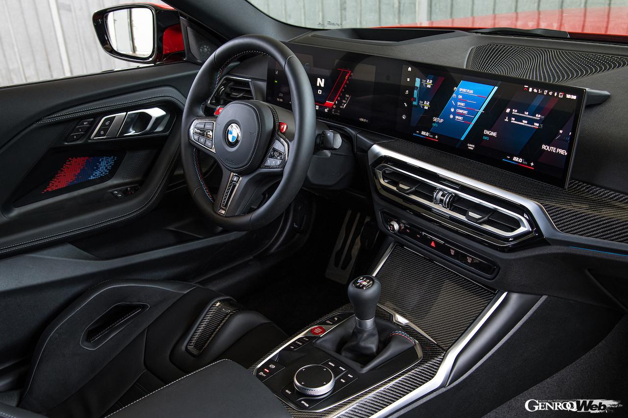 2代目に進化した、新型BMW M2ののコクピット。