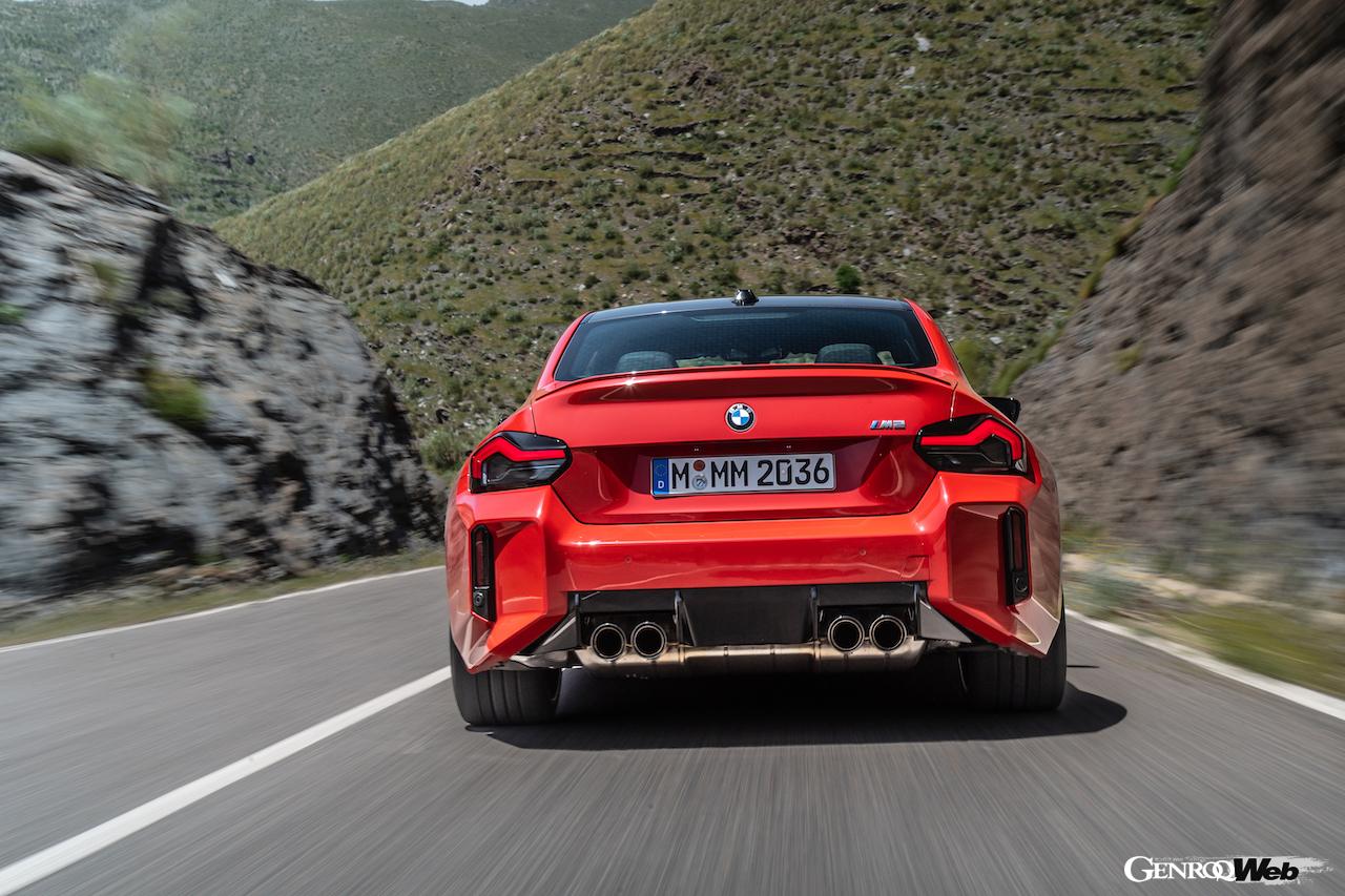 2代目に進化した、新型BMW M2の走行シーン。