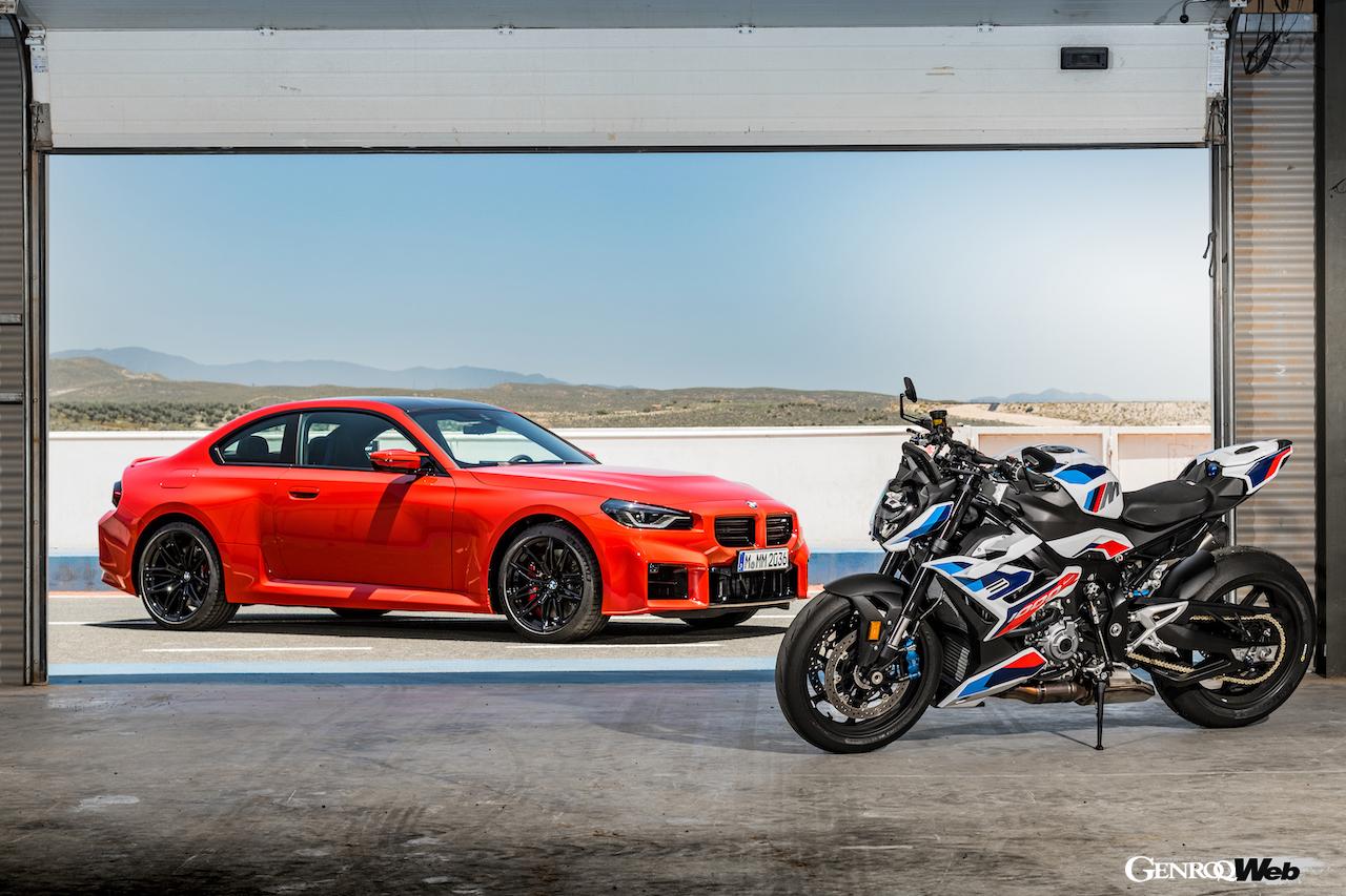 新型BMW M2と、BMW M 1000 R。