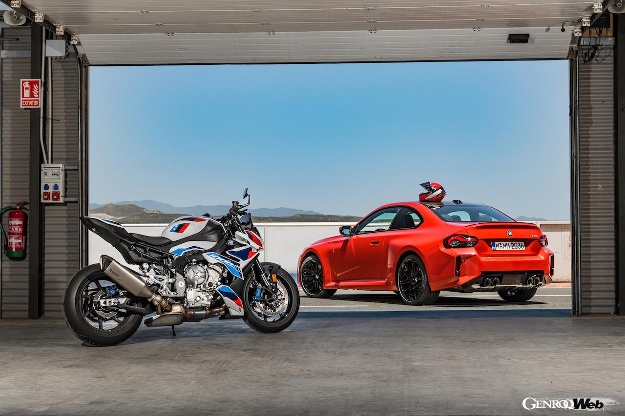 新型BMW M2と、BMW M 1000 R。
