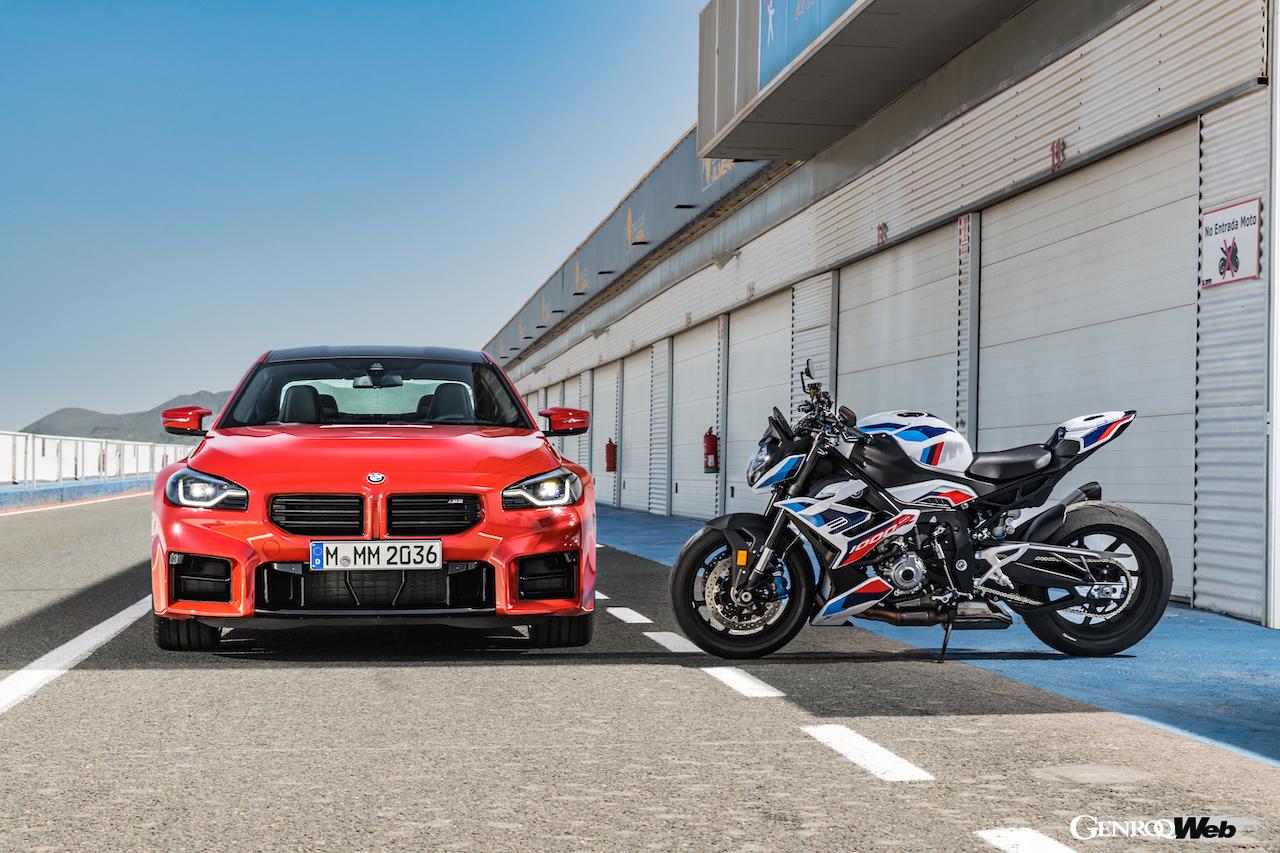 新型BMW M2と、BMW M 1000 R。