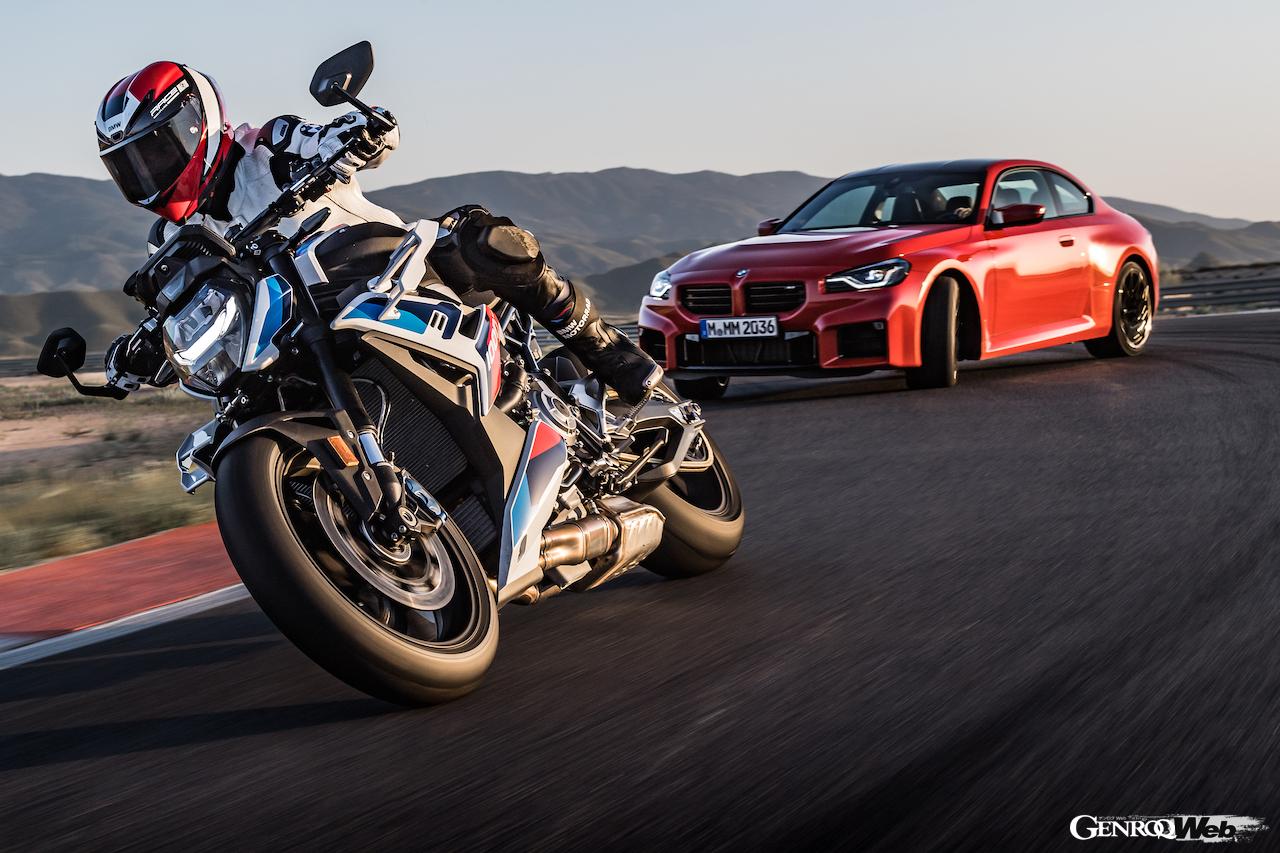 新型BMW M2と、BMW M 1000 R。