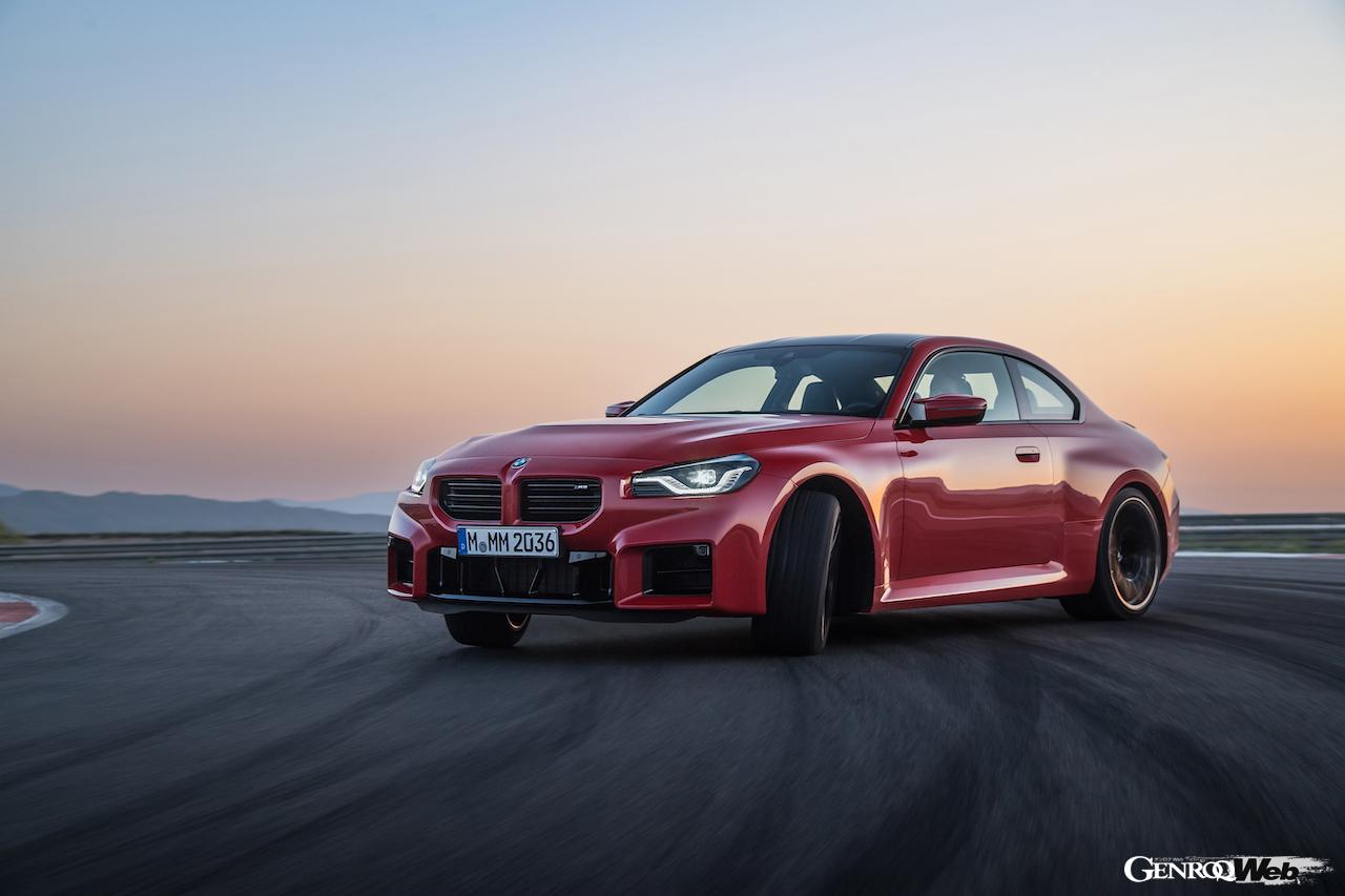 2代目に進化した、新型BMW M2の走行シーン。