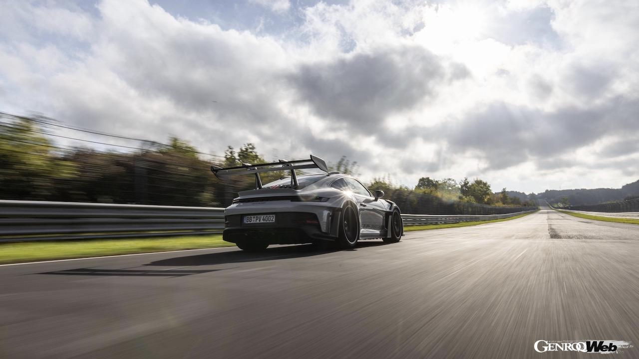 ニュルブルクリンク・ノルドシュライフェを走行する「ポルシェ 911 GT3 RS」。