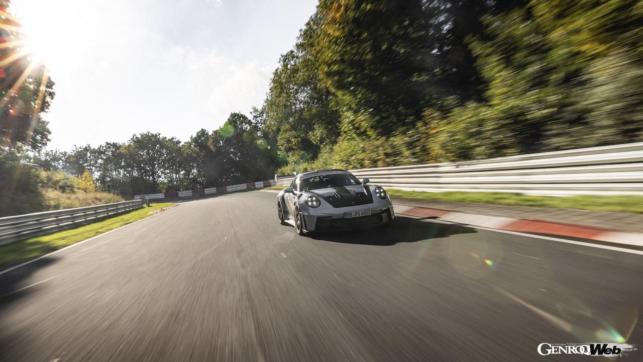 ニュルブルクリンク・ノルドシュライフェを走行する「ポルシェ 911 GT3 RS」。