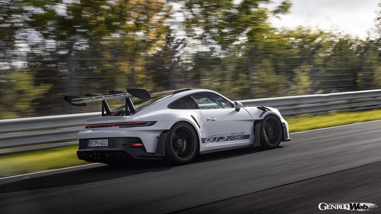 ニュルブルクリンク・ノルドシュライフェを走行する「ポルシェ 911 GT3 RS」。
