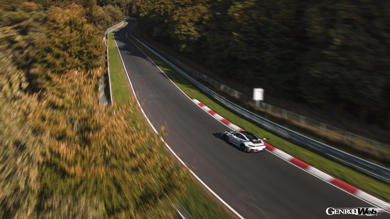 ニュルブルクリンク・ノルドシュライフェを走行する「ポルシェ 911 GT3 RS」。