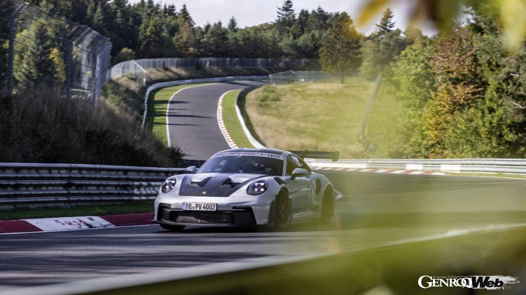 ニュルブルクリンク・ノルドシュライフェを走行する「ポルシェ 911 GT3 RS」。