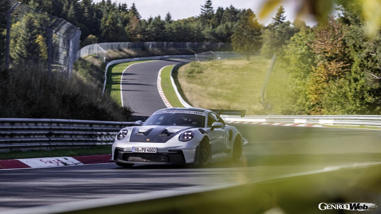 ニュルブルクリンク・ノルドシュライフェを走行する「ポルシェ 911 GT3 RS」。