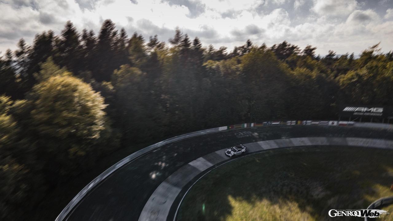 ニュルブルクリンク・ノルドシュライフェを走行する「ポルシェ 911 GT3 RS」。