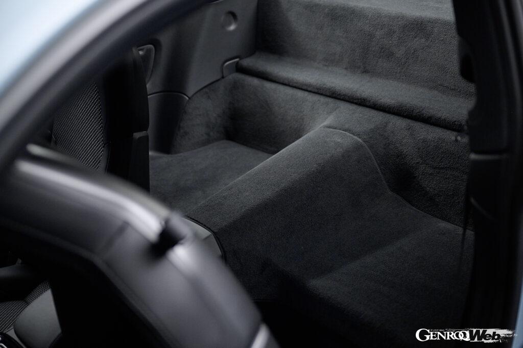 リヤシートが取り外された、「ポルシェ 911カレラT」のインテリア。