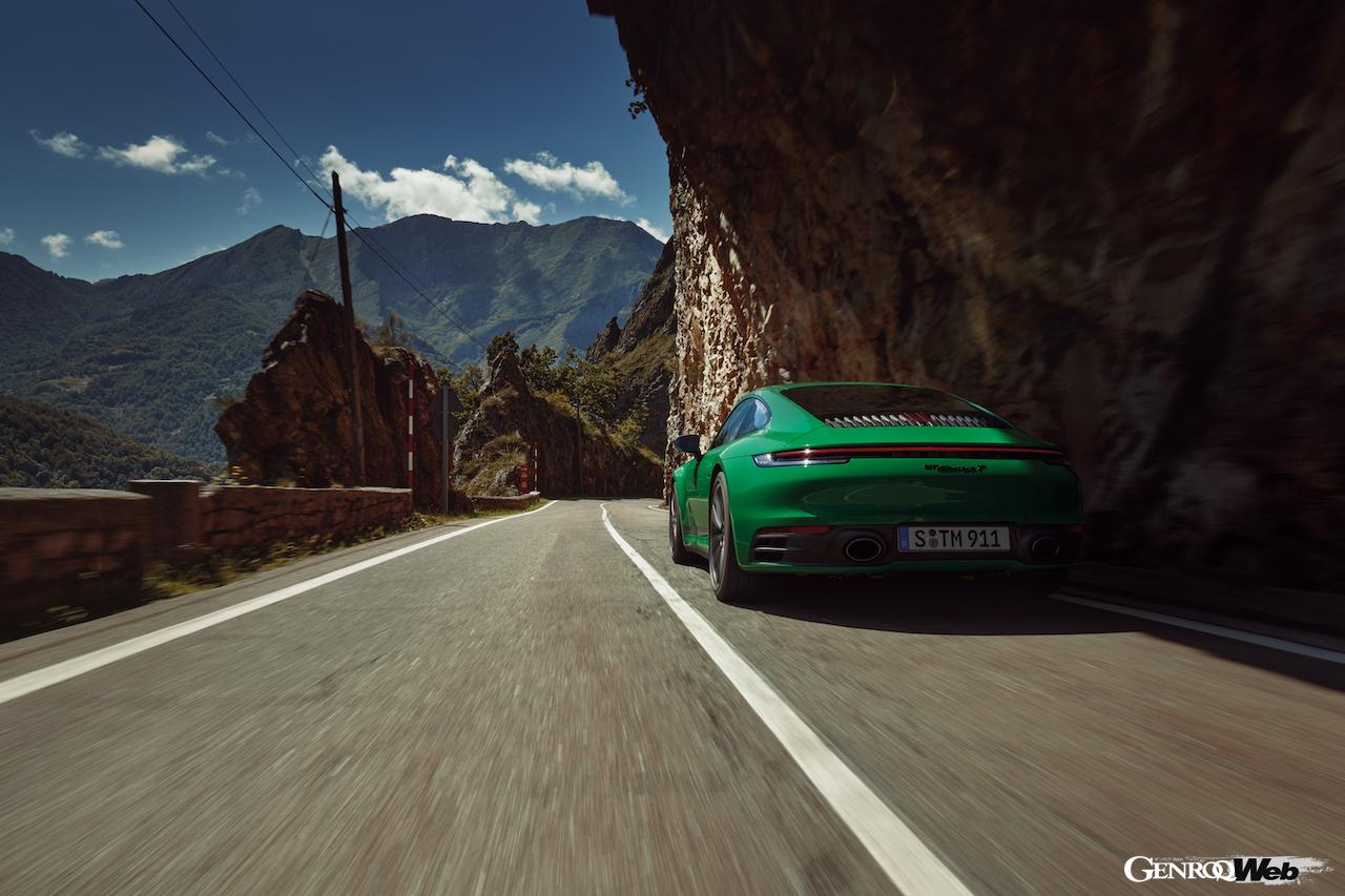 シリーズ随一のライトウエイト仕様「ポルシェ 911カレラT」の走行シーン。