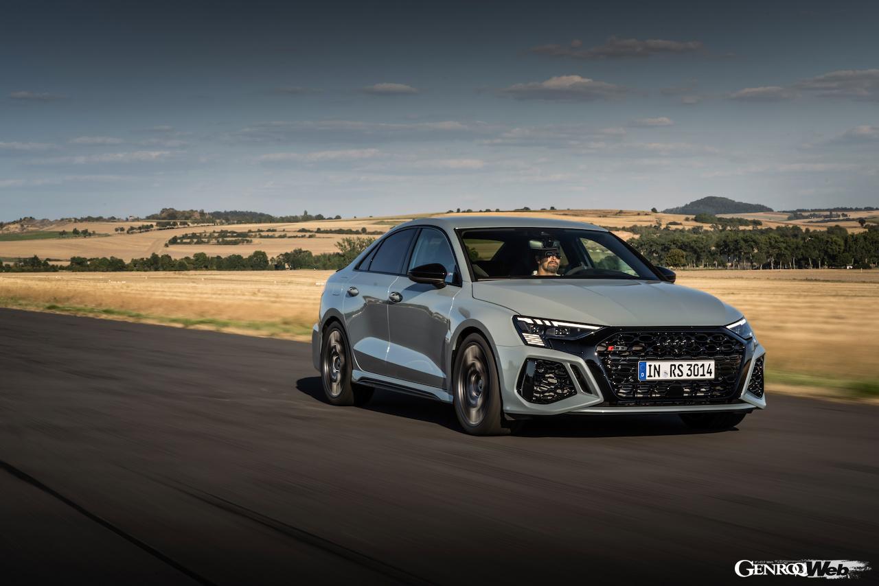 アウディ RS 3 セダン パフォーマンスエディションの走行シーン。