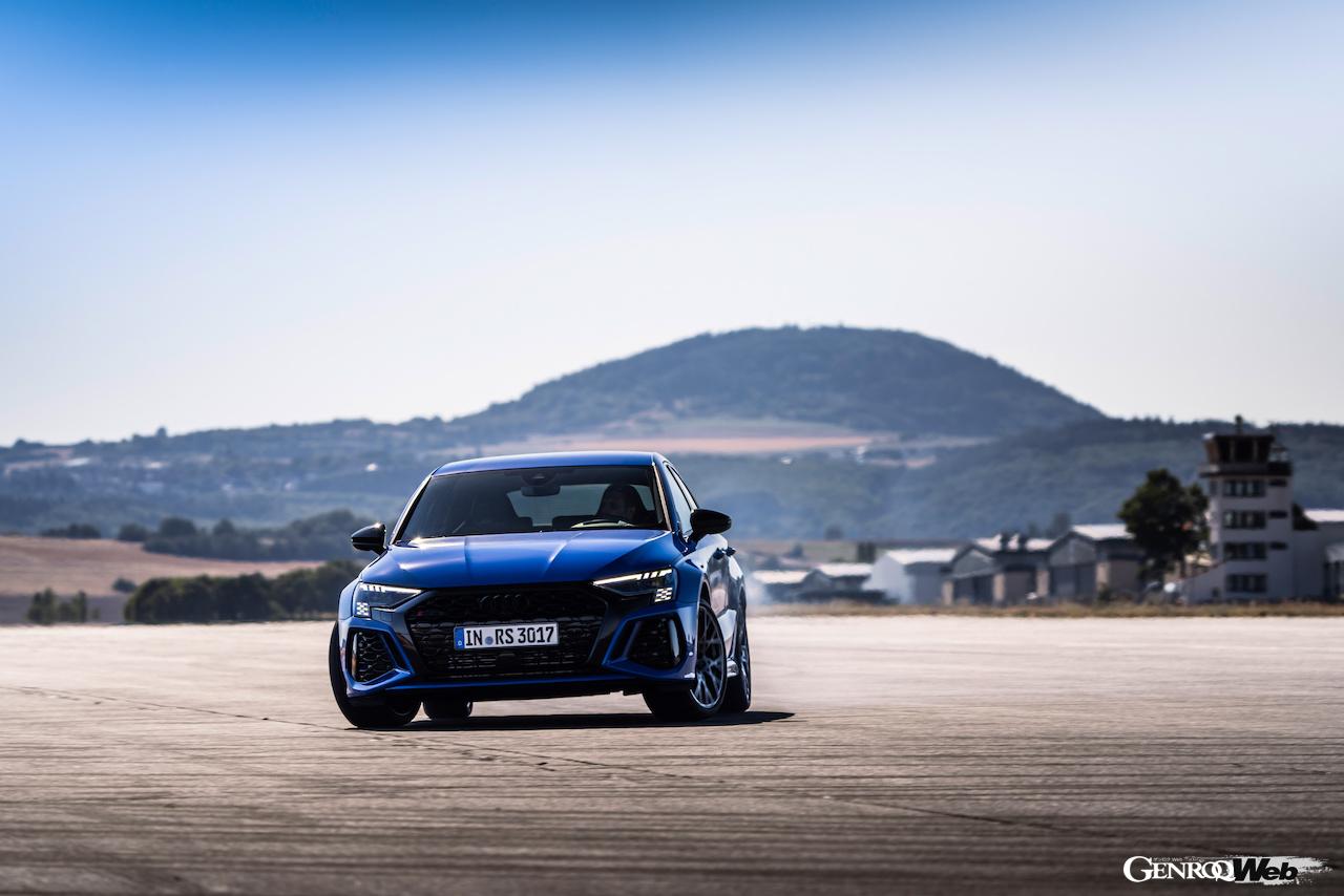 アウディ RS 3 スポーツバック パフォーマンスエディションの走行シーン。