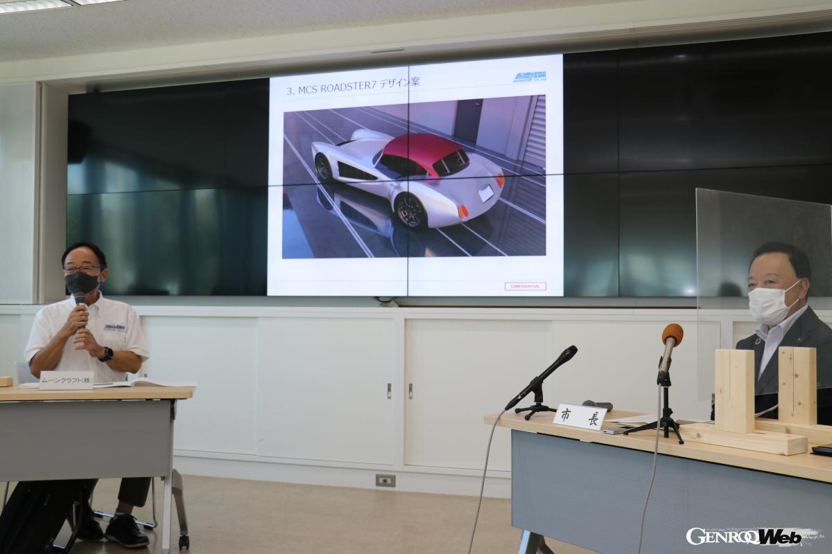 「御殿場で活動してきたレーシングカーの会社としてできることは何か」と語る、ムーンクラフト代表由良拓也氏（左）と説明会に参加した御殿場市の勝又正美市長。